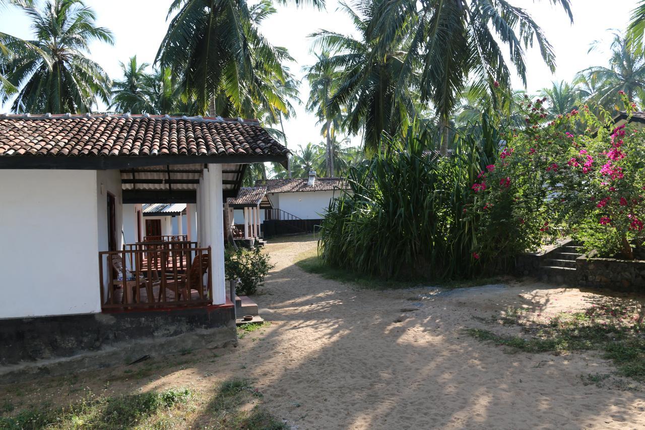 Darwins Beach Resort Tangalle Kültér fotó